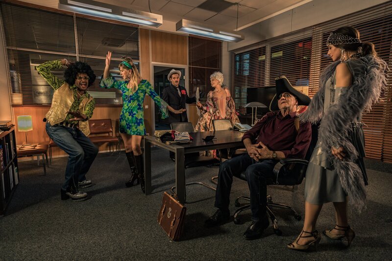 Die SOKOs sind bereit für den Münchner Polizeiball: Franz Ainfahnur (Christofer v. Beau, l.), Resi Schwaiger (Mersiha Husagic, 2.v.l.), Dominik Morgenstern (Joscha Kiefer, 3.v.l.), Kriminaldirektorin Kreiner (Ilona Grübel, 3.v.r.), Arthur Bauer (Gerd Silberbauer, 2.v.r.) und Katharina Hahn (Bianca Hein, r.). – Bild: ZDF/​MARKUS SAPPER