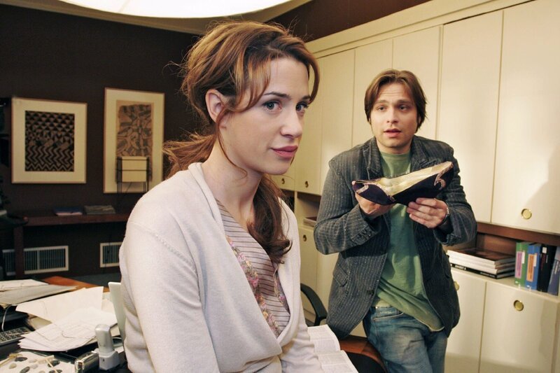 Nora kann Brunos Idee, eine eigene Schuhkollektion zu entwerfen, um so die bereits beschlossene Fusion zu verhindern, nicht viel abgewinnen. – Bild: SAT.1 /​ Noreen Flynn