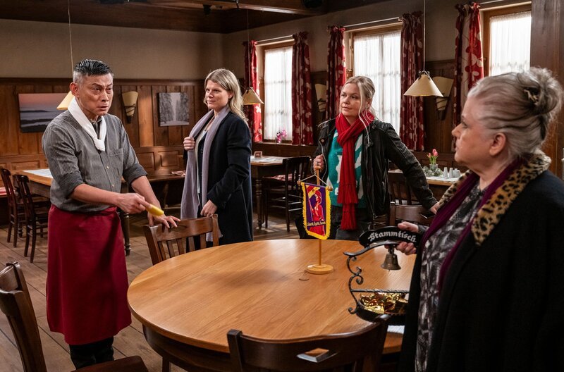 SWR DIE FALLERS – DIE SWR SCHWARZWALDSERIE, Folge mit v.li.: Tu (Maverick Quek), Susanne Bienzle (Lena Mall), Saskia Bienzle (Mona Schmid), Leni Riedlinger (Heidi Vogel-Reinsch). – Bild: SWR/​Patricia Neligan