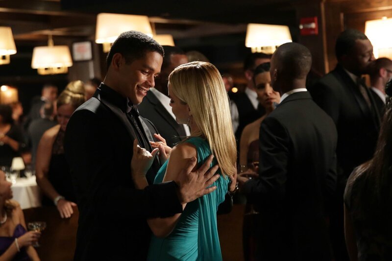 Isabella (Mena Suvari, r.) und Mills (Charlie Barnett, l.) sind glücklich wiedervereint. Doch ist dieses plötzliche Beziehungs-Comeback für die taffe Isabella ganz ohne Hintergedanken geschehen? – Bild: NBCUniversal Media, LLC