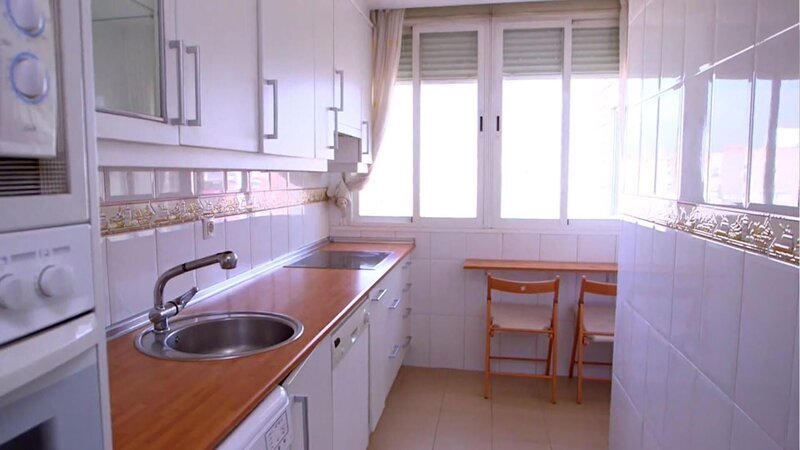 The kitchen of one of the offered houses for Mario and Trey – Bild: Tanja Bachetzky /​ ©HGTV