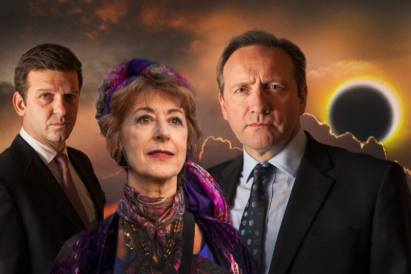 Sergeant Ben Jones (Jason Hughes, l.) und Inspector Barnaby (Neil Dudgeon, r.) glauben der Wahrsagerin Mags Dormer (Maureen Lipman, M.) nicht, einen Mord voraussehen zu können. – Bild: ZDF/​Mark Bourdillon