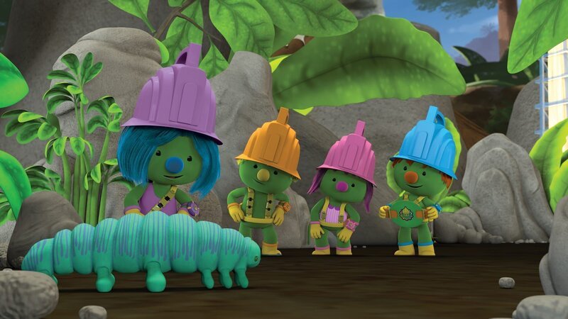 Die Tüftler treffen bei ihrem Spaziergang auf eine Raupe. – Bild: KiKA/​The Jim Henson Company/​DHX Media