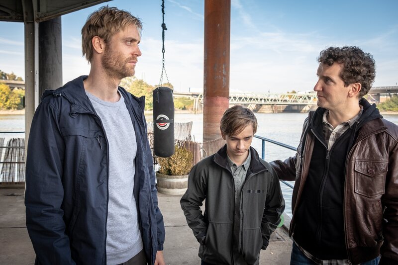 Benjamin (Bernd-Christian Althoff, l.) ist sich nicht sicher, ob es die richtige Entscheidung ist, seinem Bruder Max (Henning Hartmann, r.) dabei zu helfen, Henri (Niklas Post, M.) außer Landes zu bringen. – Bild: ZDF und Boris Laewen