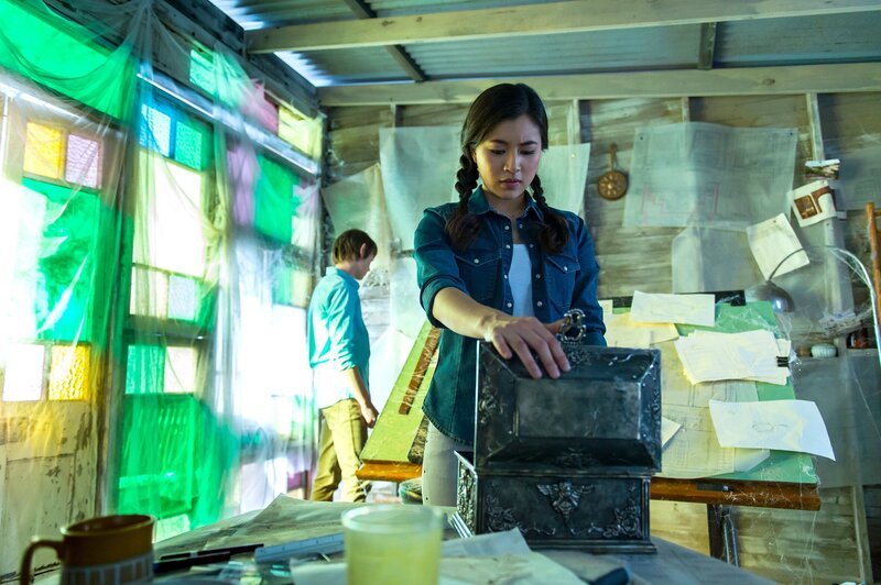 Kyra (Kimie Tsukakoshi rechts) und Darra (Julian Cullen links) durchsuchen ein Strandhaus. Hier hatte der verschwundene Architekt der Bibliothek sein Atelier. Eine leere Schatulle fasziniert Kyra. – Bild: ZDF/​Jonathan M. Shiff Productions/​Screen Queensland