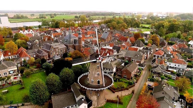 Chris und Wendy aus Neu Mexiko beschließen, in die Niederlande zu ziehen, weil Chris dort ein attraktives Jobangebot als Staffelkapitän bei der Air Force bekommen hat. Doch während er ein modernes Domizil mitten in der Stadt möchte, hätte Wendy gerne ein altes, holländisches Bauernhaus auf dem Land. – Bild: Tanja Bachetzky /​ HGTV