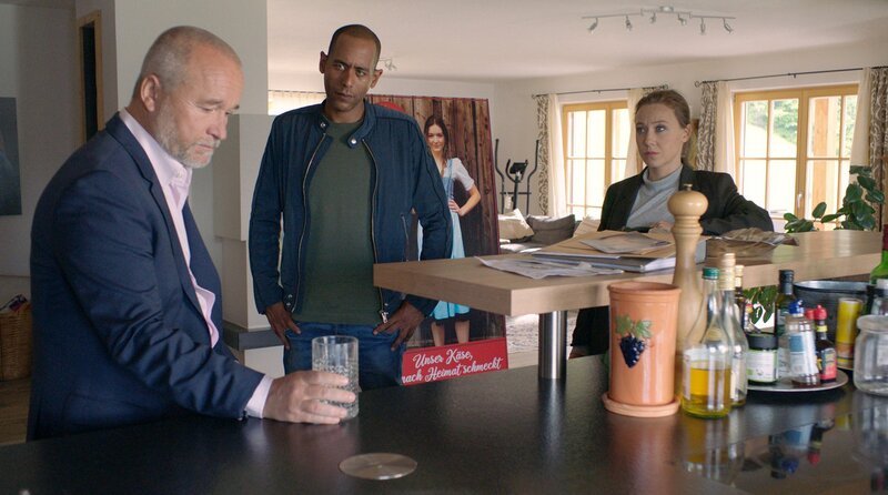 Kommissarin Sophia Strasser (Katharina Leonore Goebel, r.) und Kommissar Jerry Paulsen (Peter Marton, M.) befragen den Manager und Vater des toten Modells, Ernst Tahler (Thomas Darchinger, l.). – Bild: ARD/​Lucky Bird Pictures/​Savoy Film Productions