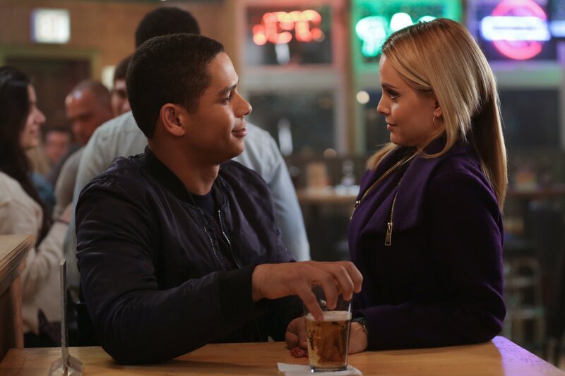 Charlie Barnett als Peter Mills und Mena Suvari als Isabella. – Bild: HBO