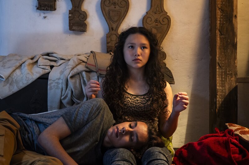 Leon (Dean-Ryan Kuhlig, li.) glaubt fest daran zusammen mit Io (Clara Jaschob) alles schaffen zu können, sogar eine Fernbeziehung. – Bild: mdr/​Saxonia Media/​Thomas Dietze