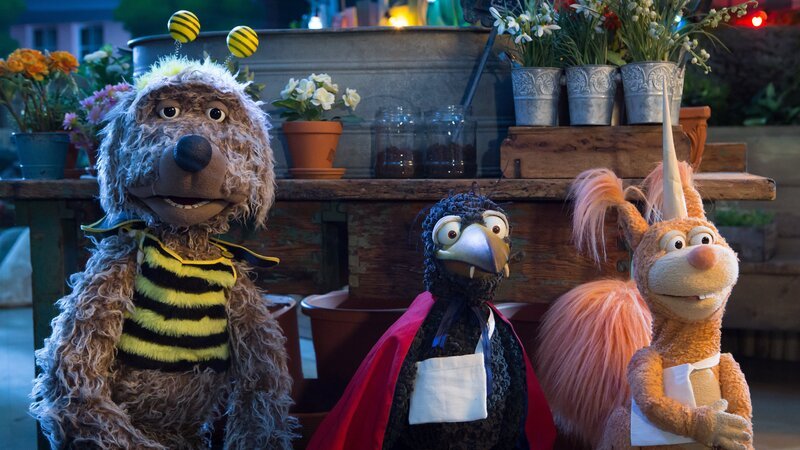 Wer traut sich, in der Halloween-Nacht beim Nachbarn zu klingeln? Buffo (Ulli Voland), Rudi (Lennart Morgenstern) und Ella (Anna Menzel) zögern. – Bild: Zia Ziarno /​ ZDF