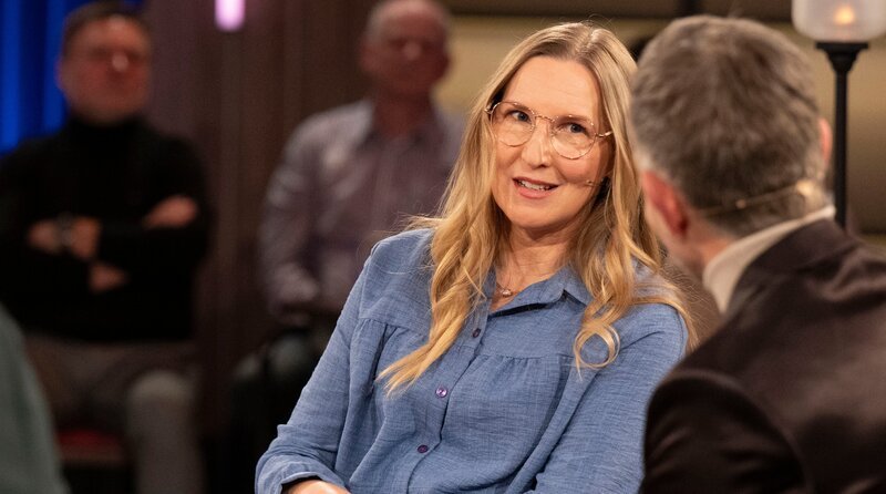 Im Gespräch mit Moderator Micky Beisenherz (r): Franca Cerutti, Psychotherapeutin vom Niederrhein und Autorin. – Bild: WDR/​Melanie Grande