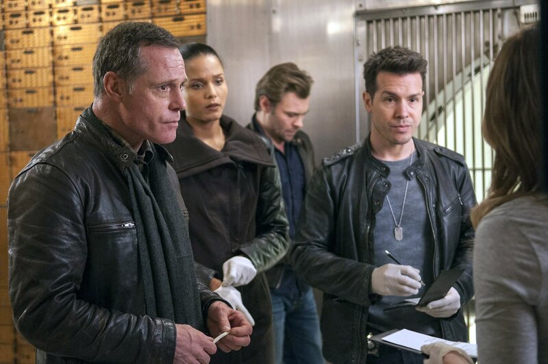 V.l.: Hank Voight (Jason Beghe), Detective Sumners (Sydney Tamiia Poitier), Adam Ruzek (Patrick John Flueger), Antonio Dawson (Jon Seda) – Bild: PLURIMEDIA (NBC /​ Matt Dinerstein)