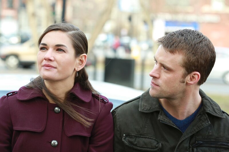 Hallie Casey und Matthew Casey kommen sich nach Hallies Rückkehr aus dem Ausland wieder näher. – Bild: UNIVERSAL CHANNEL