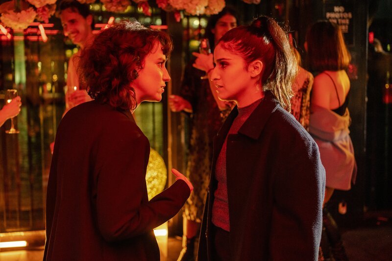 Isabel (Annick Durán Kandzior, l.) konfrontiert Hanna (Banafshe Hourmazdi, r.) mit ihren Lügen. – Bild: Marcus Glahn /​ ZDF