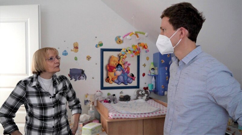 Immer liegt ein Baby in der Wiege von Elke Baumann. Als Kurzzeitpflegerin kümmert sie sich um Säuglinge, deren Zukunft ungewiss ist und die ihr vom Jugendamt in Obhut gegeben werden. 87 Babys hat Krisenmutter Elke Baumann aus Marzahn-Hellersdorf schon betreut. Für eine begrenzte Zeit schenkt sie den Kindern Liebe und Aufmerksamkeit. – „Unser Leben“-Moderator Arndt Breitfeld hat Krisenmutter Elke Baumann ein dreiviertel Jahr mit der Kamera begleiten dürfen. – Bild: rbb