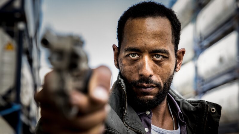 Jerome Madaki (Peter Marton) ist bereit zu töten. – Bild: ZDF und Sofie Silbermann