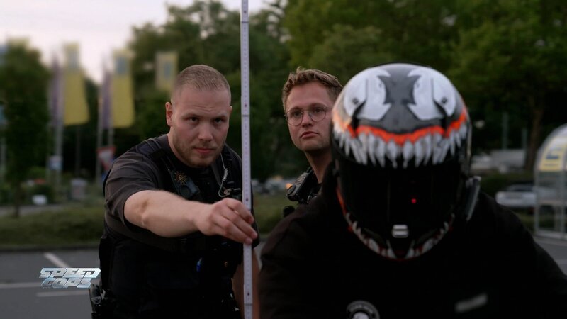 Officers Niklas Hansen and Jonas Seggering checking a motorcycle – Bild: Warner Bros. Discovery, Inc. or its subsidiaries and affiliates