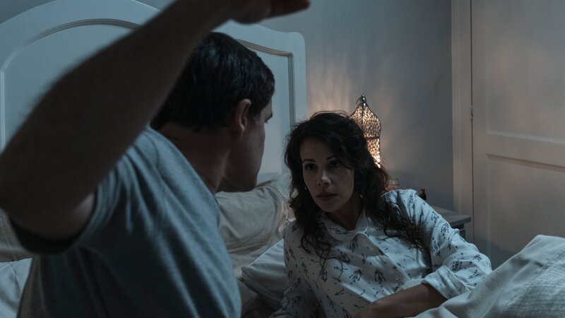 Drama: Todd (perp) lies on the bed next to Rachel (victim) and raises his arm to punch her – Bild: Discovery Communications, LLC/​Raquel Fernandes