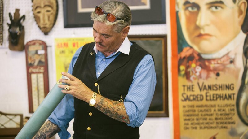 Intrigued, Billy checks out an old sealed tube labeled „80’s Stuff“ during the Nashville auction preview. – Bild: 2014,The Travel Channel, L.L.C /​ Passion Distribution 0015_TBB303 /​ ©2014,The Travel Channel, L.L.C. All Rights Reserved