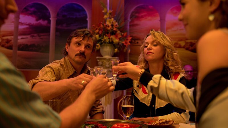 l-r: Eddie (Florian Lukas), Manu (Lisa Wagner) – Bild: Sky Deutschland/​Gaumont GmbH/​Krzysztof Wiktor