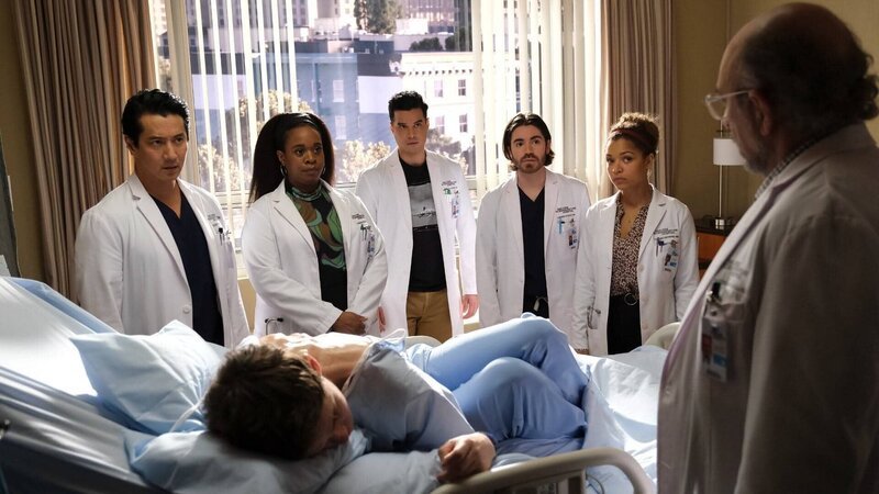 H.v.l.: Dr. Alex Park (Will Yun Lee), Dr. Jordan Allen (Bria Henderson), Dr. Enrique Guerin (Brian Marc), Dr. Asher Wolke (Noah Galvin), Dr. Claire Browne (Antonia Thomas) V.v.l.: Jeff Williams (Michael Taylor), Dr. Aaron Glassman (Richard Schiff) – Bild: Sky Serie (ITAL)