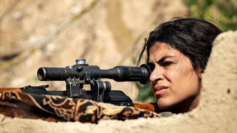 June al-Baqee (Yasmin Mahoud) hat in Syrien gegen den IS gekämpft. – Bild: Henrik Petit