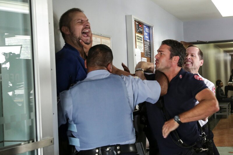 „Prove It“ Episode 202 -- Pictured: (l-r) Paul Thomas as Big John, Taylor Kinney as Kelly Severide – Bild: Elizabeth Morris/​NBC