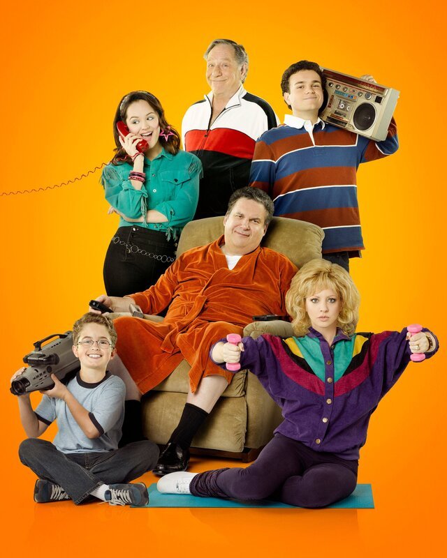v.li.: Adam Goldberg (Sean Giambrone), Erica Goldberg (Hayley Orrantia), Albert ‚Pops‘ Solomon (George Segal), Murray Goldberg (Jeff Garlin), Barry Goldberg (Troy Gentile), Beverly Goldberg (Wendi McLendon-Covey). – Bild: Sony Pictures Television /​ ABC