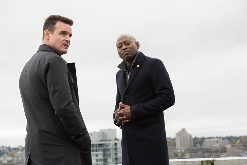 Pictured: (l-r) Eddie McClintock as Jack Payne, Omar Epps as Isaac Johnson – Bild: USA Network/​NBC Universal/​Dean Buscher