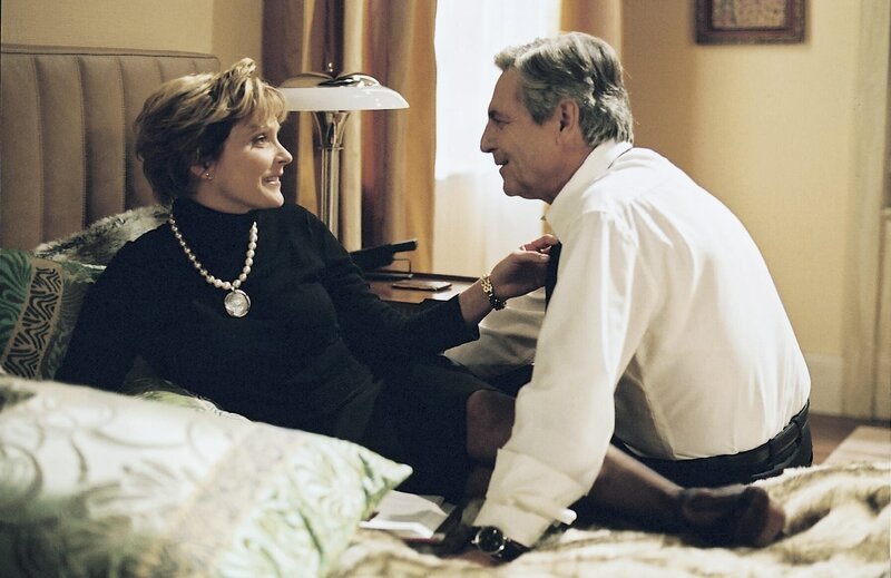 Mit schlechtem Gewissen verwöhnt Alexander Wellinghoff (Peter Hladik) seine Frau Ariane (Kerstin Gäthe), denn er macht sich Sorgen, dass diese von seiner Liaison mit Kathy erfahren könnte. – Bild: ZDF und Britta Krehl