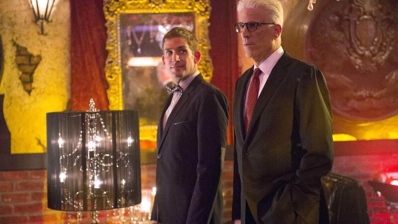 Der Mord an einem Anhänger der „Rubber Dolls“-Szene führt Greg Sanders (Eric Szmanda) und D.B. Russell (Ted Danson, r.) in einen Club, in dem sich die Liebhaber der Gummipuppen-Kostüme mit ihren Verehrern treffen. – Bild: MG RTL D