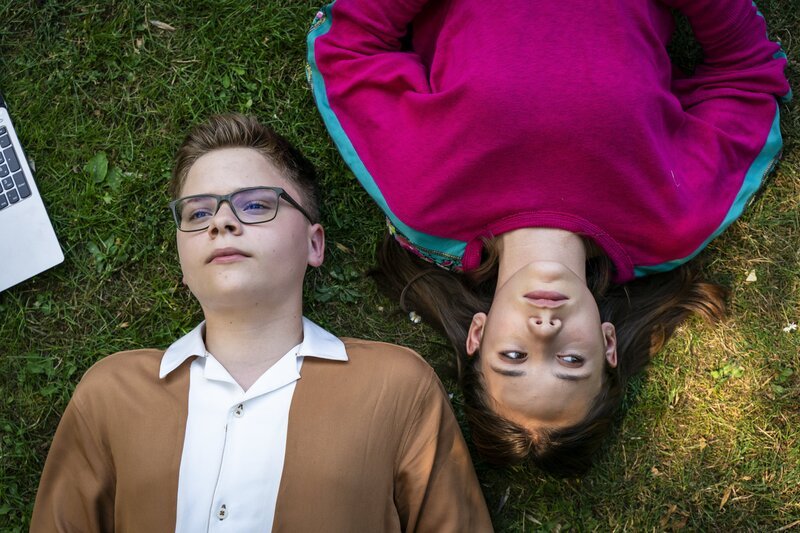 Marlon (Matti Schneider, li., mit Merle Sophie Eismann) ist verliebt, doch weiß nicht, ob es seinem Crush genauso geht. – Bild: mdr/​Saxonia Media/​Thomas Dietze