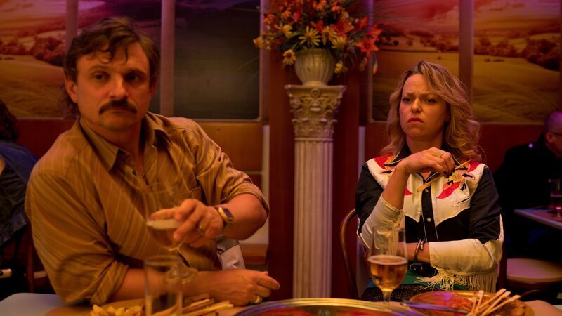 l-r: Eddie (Florian Lukas), Manu (Lisa Wagner) – Bild: Sky Deutschland/​Gaumont GmbH/​Krzysztof Wiktor