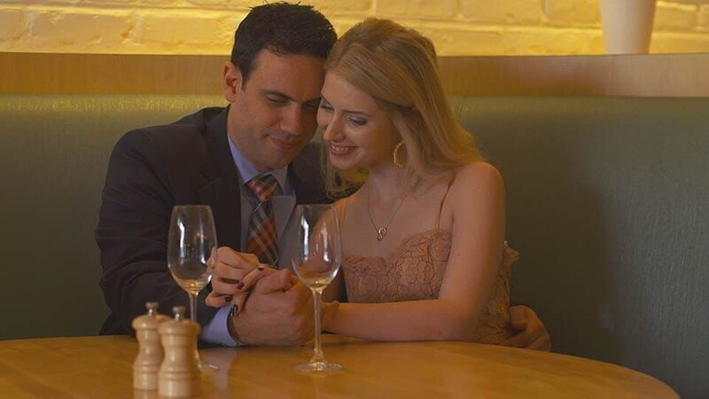 Marc proposes to Aurore. – Bild: Discovery Communications