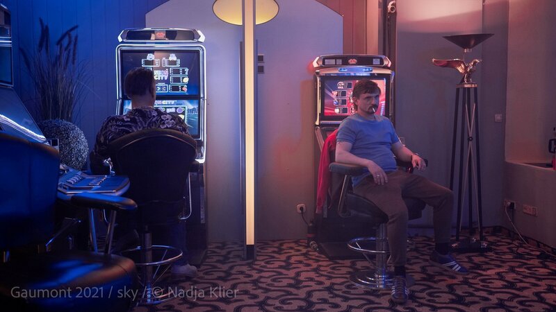 Florian Lukas als Eddie Frotzke (r.) – Bild: Gaumont GmbH /​ Sky Deutschland /​ Nadia Klier