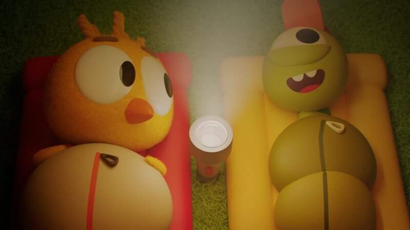 Gemütlich liegen Karla (l.) und Glitsch (r.) im Zelt und erzählen sich noch ein paar Einschlafgeschichten. – Bild: ZDF und DR, Sparre Production, GODO Films