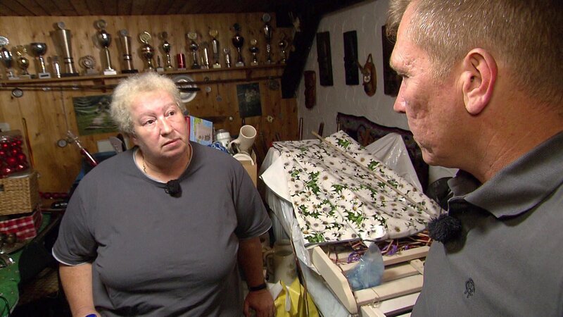 Bei Claudia soll sich einiges in ihrem Leben ändern. Auf Trödelprofi Otto warten Unmengen an Trödel und ebenso viele Erinnerungen, die daran hängen. – Bild: RTLZWEI