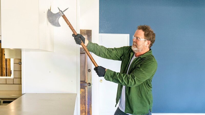 Drew and Jonathan Scott with Rainn Wilson as they demo the kitchen of his son’s former nanny, as seen on Celebrity IOU. – Bild: Discovery, Inc.