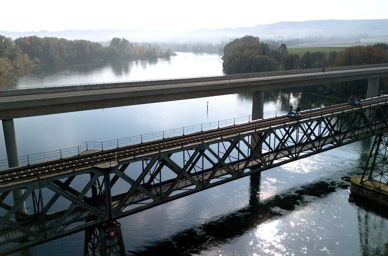 Die Rheinbrücke bei Etzwilen: Auf der stillgelegten Strecke kann man den Rhein mit derm Schienenvelo überqueren. – Bild: SWR
