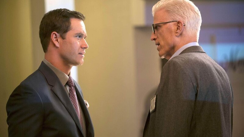 D.B. Russell (Ted Danson, r.) konfrontiert Paul Winthrop (Mark-Paul Gosselaar) mit den neuen HInweisen, die auf ihn als Täter hinweisen. – Bild: MG RTL D