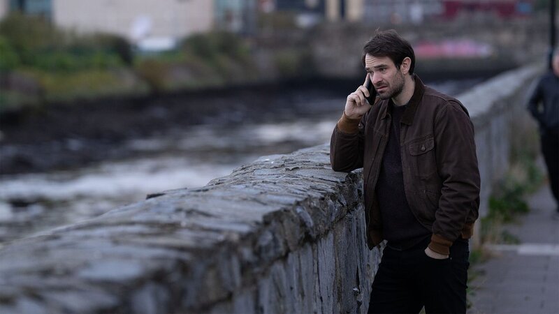 Michael Kinsella (Charlie Cox, r.) – Bild: KIN SERIES HOLDING UK LTD AND HEADLINE PICTURES (KIN) LIMITED