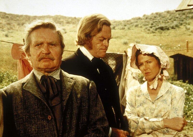 Dr. Baker (Kevin Hagen, M.) bittet Caroline Ingalls (Karen Grassel, r.), den Schulunterricht zu übernehmen. – Bild: Worldvision