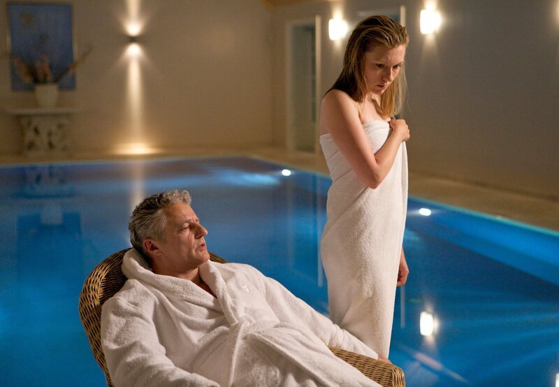 Jacob Willnius (Filip Peeters) setzt seine Frau Kristina (Johanna Christine Gehlen) unter Druck. – Bild: ARD Degeto/​Trebitsch Entertainment/​Georges Pauly