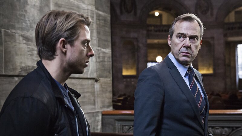 Einsatzleiter Philip (Johannes Lassen, l.) bespricht sich mit dem Chef des dänischen Verfassungsschutz (Flemming Enevold). – Bild: ZDF/​Christian Geisnæs