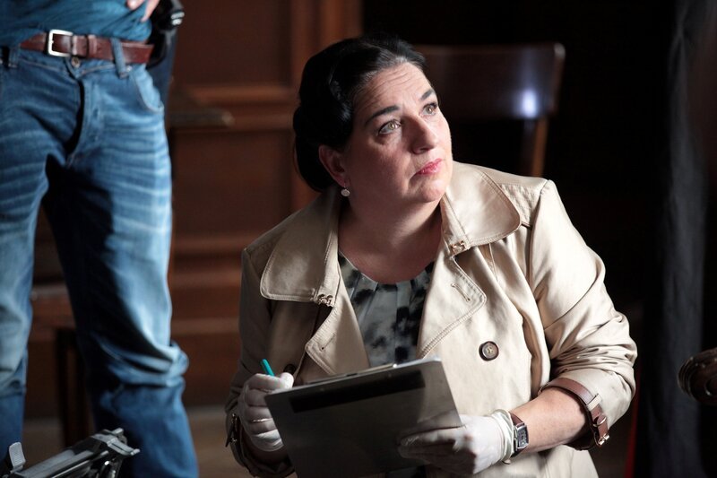 Beck notiert sich die ersten Eindrücke vom Mord am Burschenschaftler. (Gerichtsmedizinerin Dr. Franziska Beck (Maria Happel)). „SOKO Wien – Gemeinsam stark“: Beck im Einsatz. Fotograf: Stefan Haring – Bild: Petro Domenigg/​FILMSTILLS.AT KG