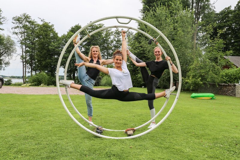 Anna (M.) zeigt am Rhönrad wie beweglich sie ist. Doch bei der Rhönrad-Challenge von der Trainerin (l.) hat Alexa (r.) sie tatsächlich ausgestochen. – Bild: ZDF und e+u TV
