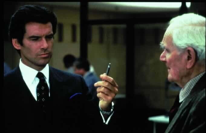 L-R: James Bond (Pierce Brosnan) und Q (Desmond Llewelyn) – Bild: 3+