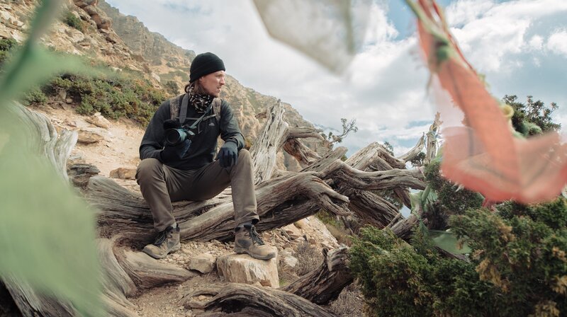 Die Luft im Himalaya-Gebirge ist dünn. Immer wieder muss Dennis Weinert und sein Bruder Pausen einlegen, um sich zu erholen. – Bild: NDR