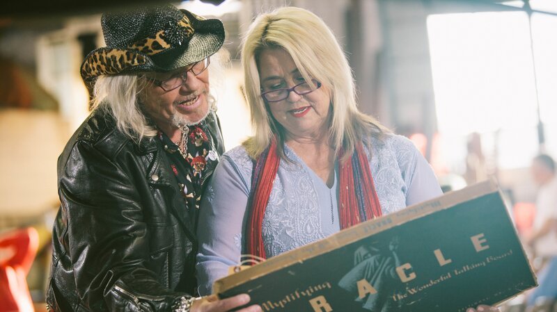 Sally and Laurence check over the box for a Mystifying Oracle board game that is up for bid during the Nashville auction. – Bild: The Travel Channel, L.L.C.