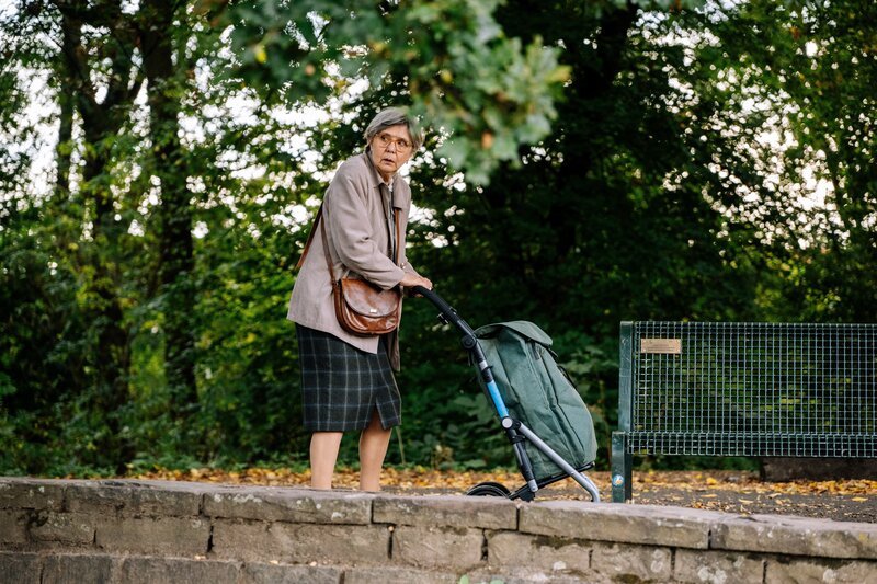 Die Rentnerin Johanna Thalheim (Doris Plenert) muss Pfandflaschen sammeln, da ihre Rente kaum zum Leben reicht. Plötzlich wird sie von einem jungen Mann attackiert, der am nächsten Morgen selbst tot aufgefunden wird. – Bild: ZDF und Martin Rottenkolber